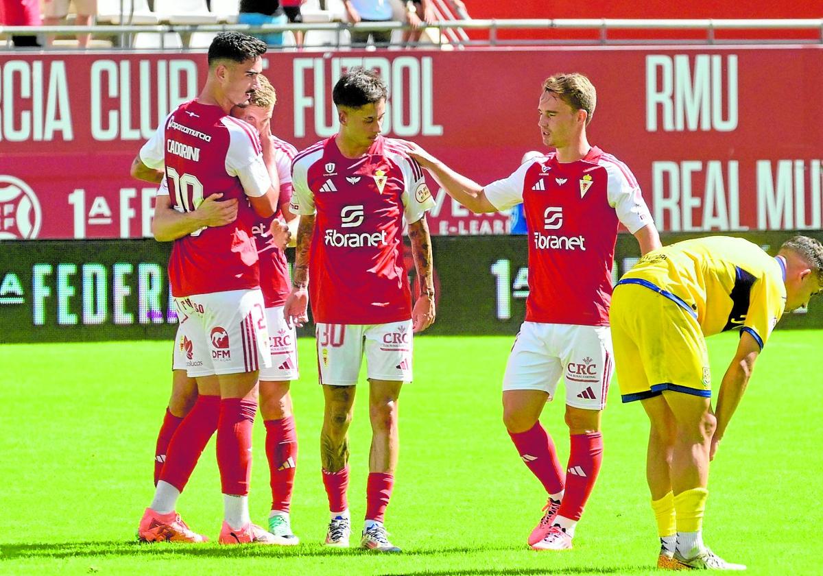 Cadorini, de perfil, y Palmberg, con el dorsal '30', son felicitados en la victoria del Real Murcia ante el Alcorcón.