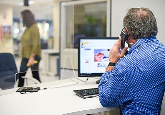 Un empleado público durante su jornada laboral.