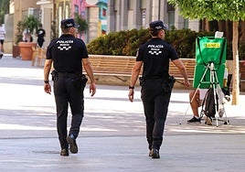 Policías por el centro de Murcia en una imagen de archivo.