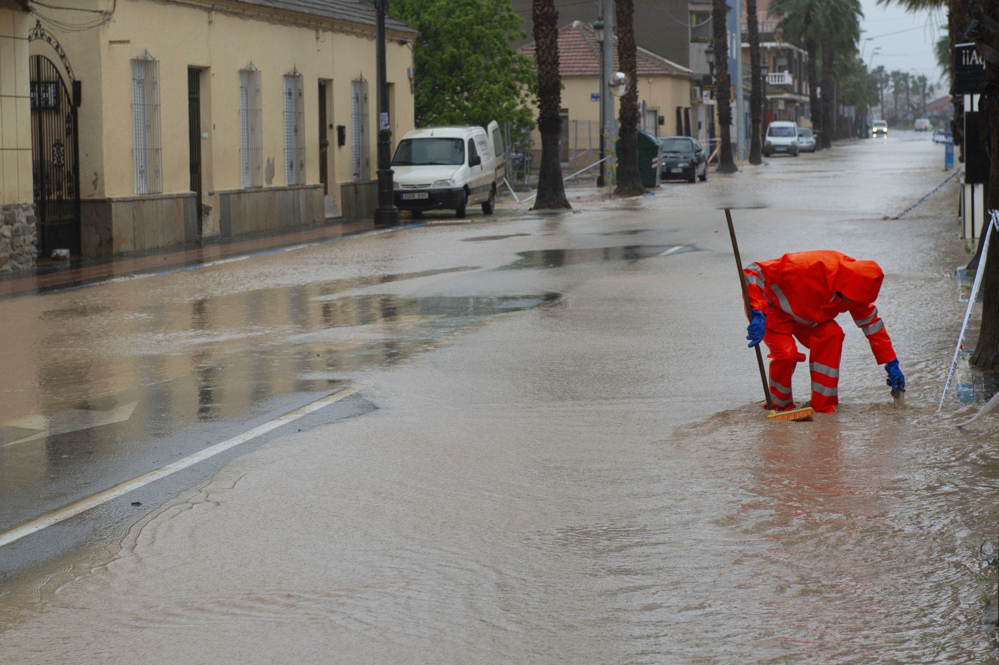 Imagen principal - El cambio del clima deja más sequías y lluvias torrenciales en la Región de Murcia