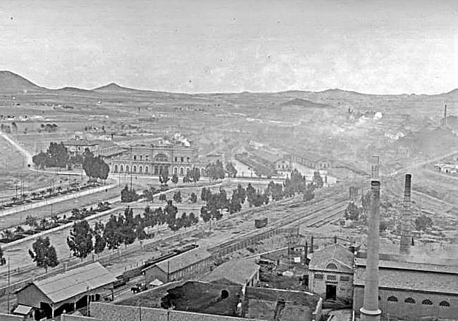Vista general de la antigua estación de Feve con el inicio del trazado en dirección a La Unión.