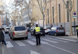 Agentes de la Policía Local regulan el tráfico en un paso de la calle Ramón y Cajal, junto a los colegios Adoratrices y Carmelitas.