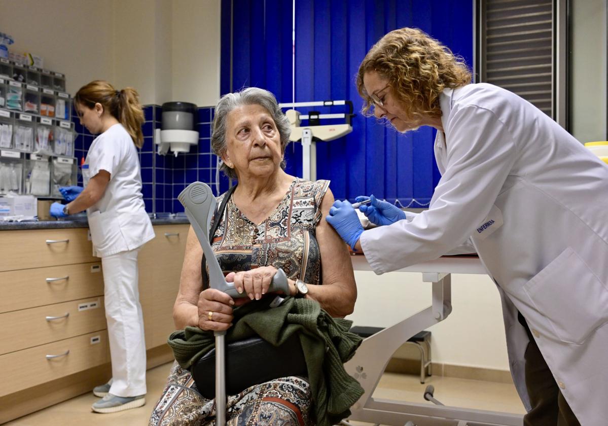 Una mujer vacunándose, este lunes, frente a la gripe.