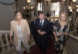 La alcaldesa de Cartagena, Noelia Arroyo, el secretario de Estado de Transportes y Movilidad Sostenible, José Antonio Santano, y la delegada del Gobierno, Mariola Guevara, antes de la Reunión de la Sociedad Cartagena Alta Velocidad este martes en el Palacio Consistorial.