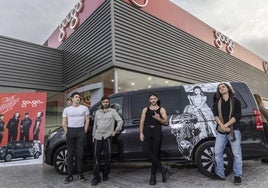 Jota Mercader, Dani Sánchez, Pepe Esteban y Antonio García ante la furgoneta que utilizarán para sus desplazamientos.