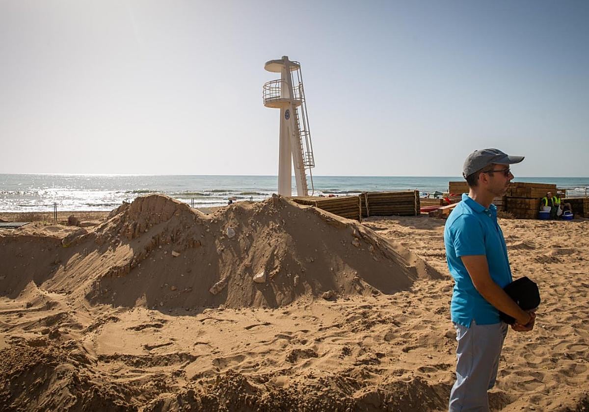 Torre de vigilancia instalada en la playa de La Mata, en una foto del pasado julio.