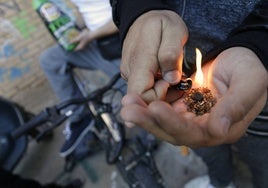 Un joven se prepara un porro en Murcia, en una imagen de archivo.