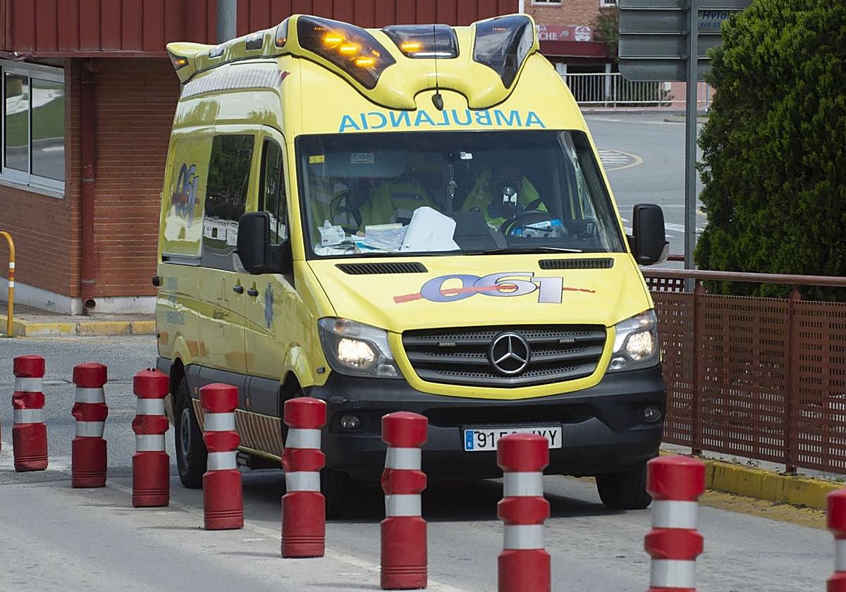 Imagen de archivo de una ambulancia llegando al Hosptiral de la Arrixaca.
