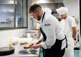 En la escuela de hostelería de eh! Laboras, empresa de inserción de Cáritas, se forman 160 alumnos cada año en cursos de cocina que ofrecen una oportunidad laboral a personas en riesgo de exclusión.