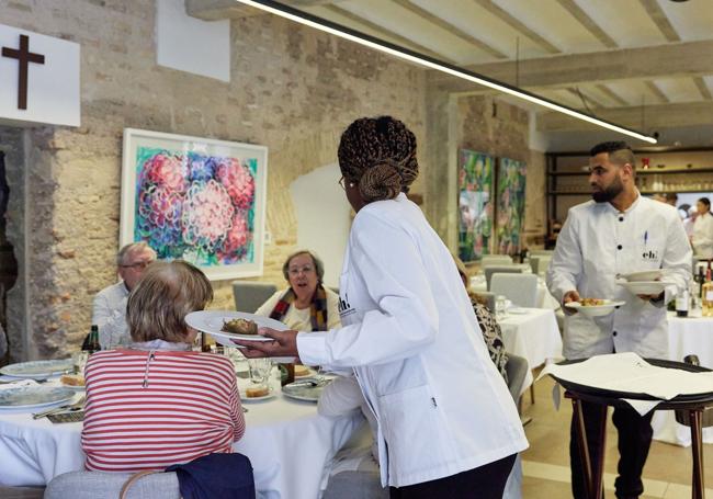 La escuela de hostelería dispone de un restaurante con menús de alta cocina a precios asequibles. En la imagen, un servicio a medio día en el restaurante eh!, de Cáritas, en la calle San Andrés de Murcia.