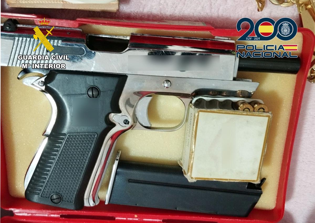 Imagen secundaria 1 - Efectos incautados por la Policía Nacional y la Benemérita.
