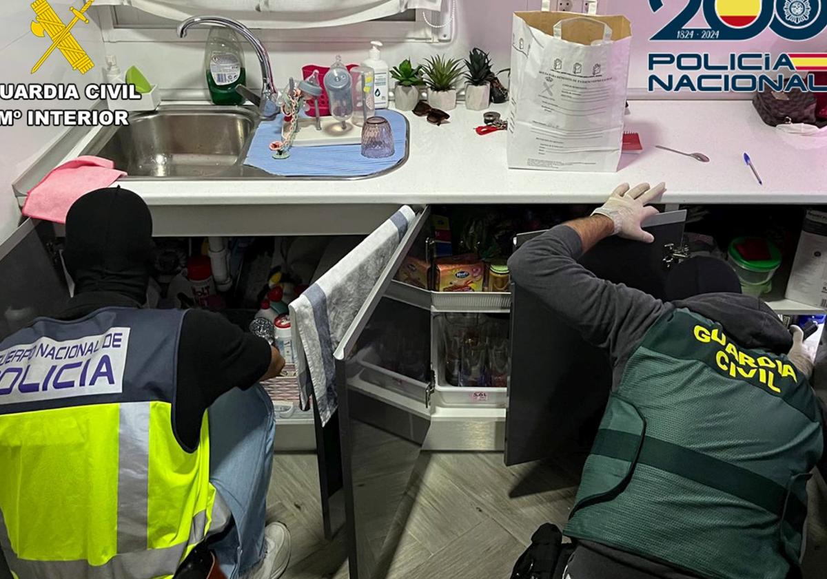Imagen principal - Efectos incautados por la Policía Nacional y la Benemérita.
