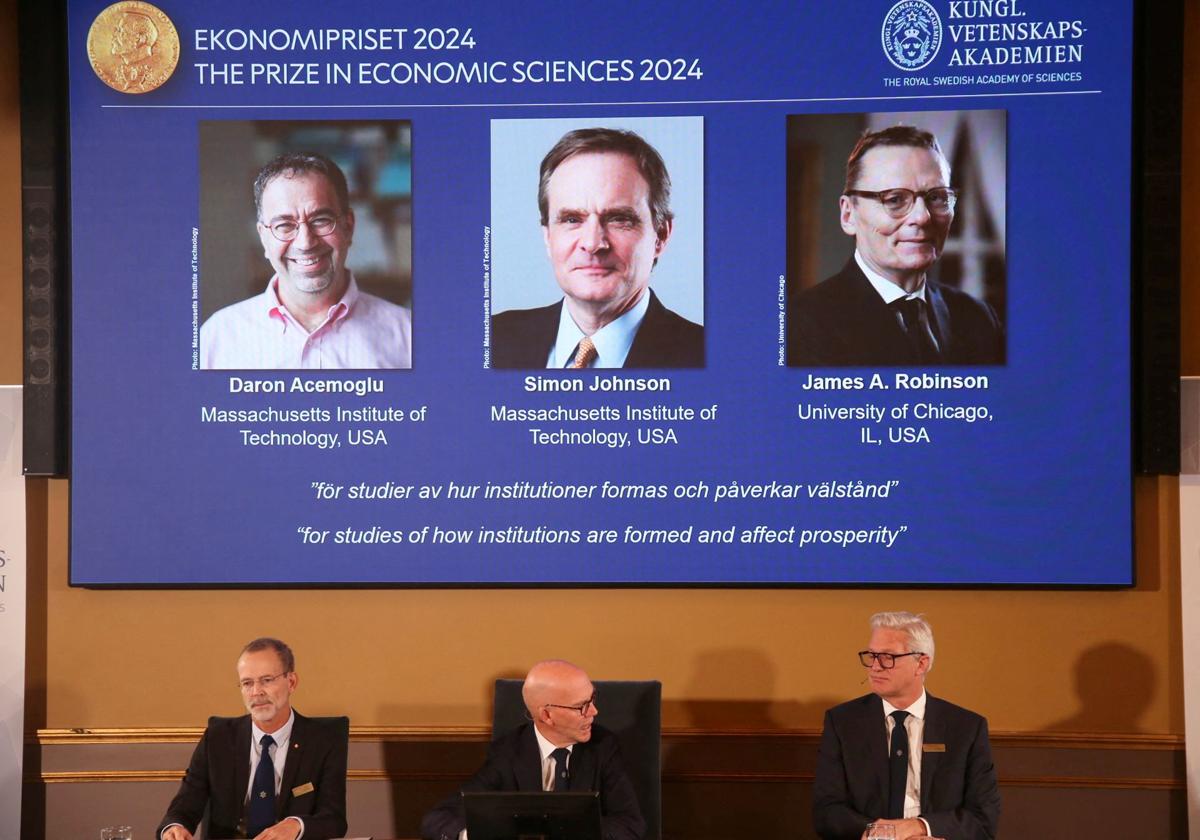 Daron Acemoglu, Simon Johnson and James A. Robinson, premios Nobel de Economía.