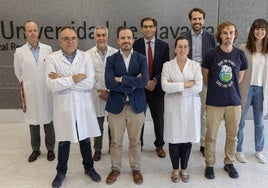 Francisco Planes (en el centro, en segunda fila) junto al resto del equipo que ha participado en la investigación.