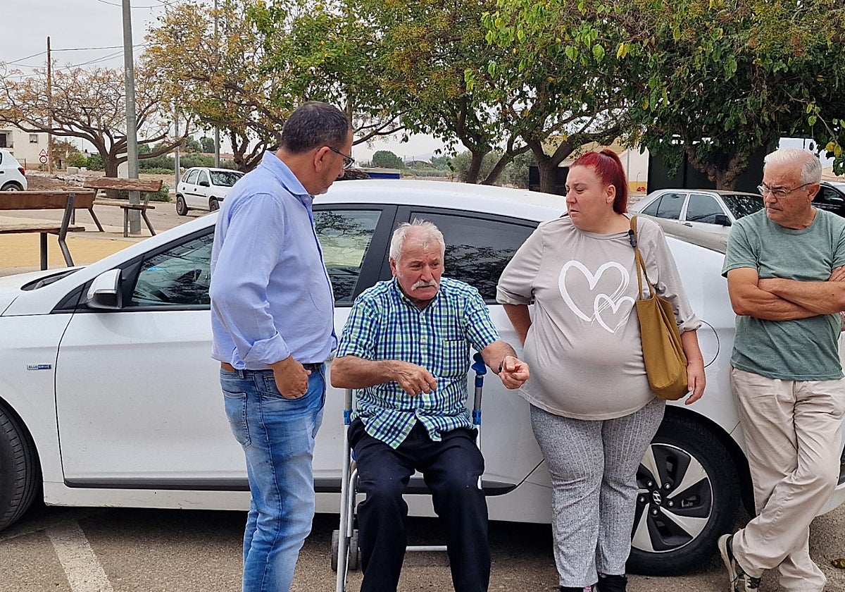 Ruiz con Antonio Montiel, el vecino de Torrecilla que sufrió la agresión, y miembros de la asociación de vecinos.
