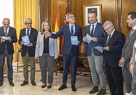 El consejero de Economía y Hacienda, Luis Alberto Marín, presenta el proyecto de presupuestos regionales para 2024 a la presidenta de la Asamblea, Visitación Martínez y al los diferentes portavoces de los grupos parlamentarios