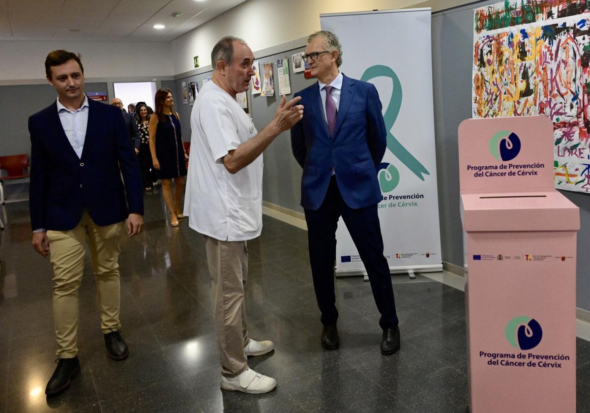 Visita del consejero de Salud, Juan José Pedreño, al centro de salud de Floridablanca, este miércoles.