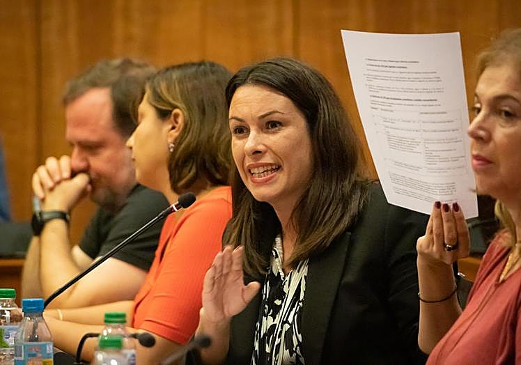 Carolina Gracia defiende la enmienda frente a los ataques y críticas del resto de grupos, entre ellos Cs y Cambiemos, a los que acusó de «falta de trabajo».