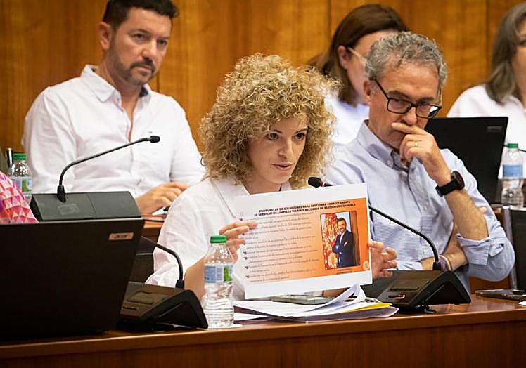La edil de RSU, Rocío Ortuño, muestra una publicación de 'Unidos por la Costa' en la que José Aix (Cs), que ha votado en contra, abogaba también por subir la tasa de basuras.