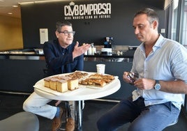 Javier Recio (d) escuchando a Paco López, director general del Real Murcia, durante un almuerzo con periodistas en el estadio Enrique Roca, el año pasado.