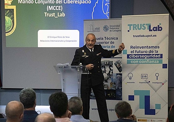 Enrique Pérez de Tena, durante su charla en la UPCT.
