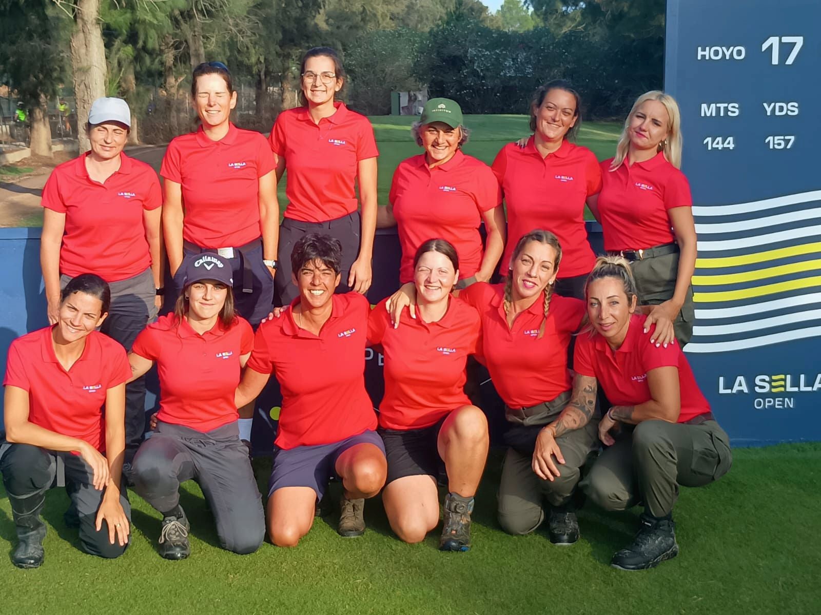 Jimena (de rodillas, tercera por la izquierda) junto a las voluntarias de La Sella Open.