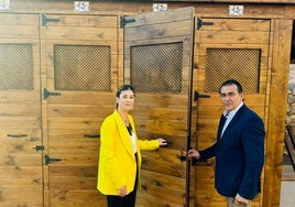Los concejales Rosa Medina y Santiago Parra muestran la nueva caseta para el aparcamiento de bicicletas.