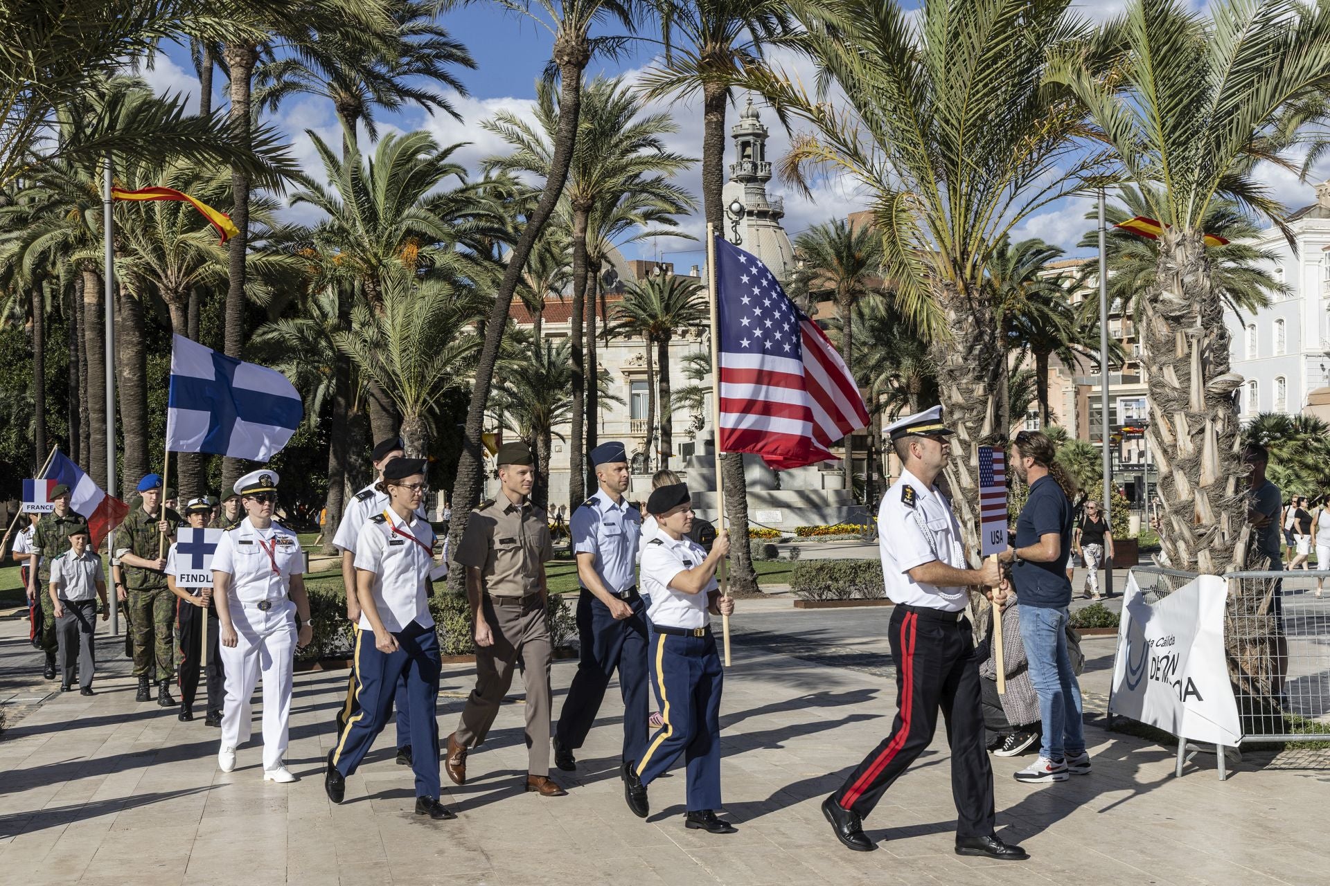 Llegada de los militares que participan en Cartagena en el campeonato de carreras de orientación