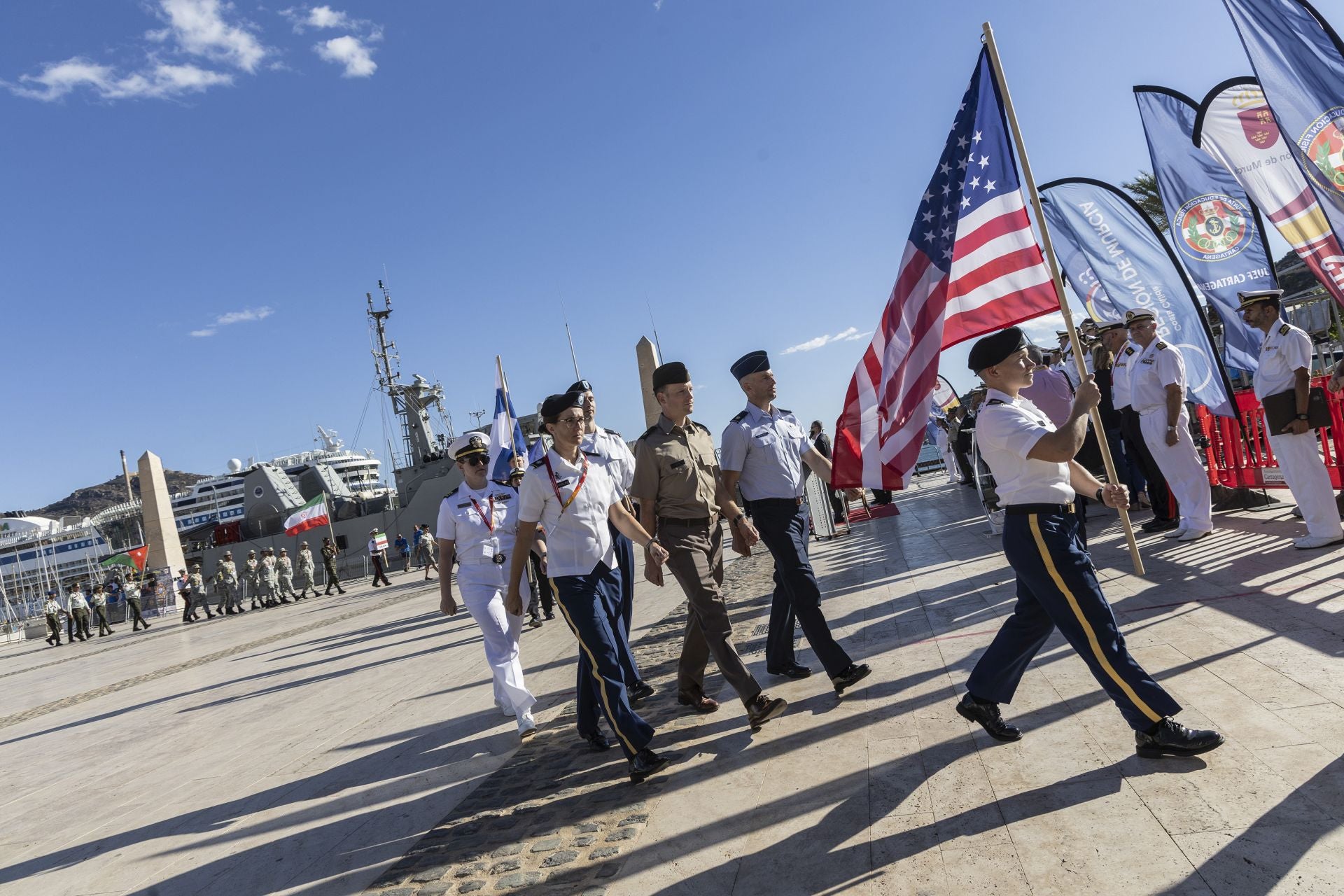 Llegada de los militares que participan en Cartagena en el campeonato de carreras de orientación