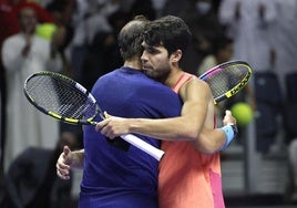 Alcaraz y Nadal se abrazan al terminar el encuentro de anoche en Riad.