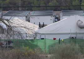 Carpas ubicadas en el antiguo Hospital Naval para la atención de inmigrantes.