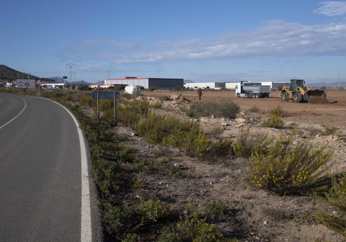 Dos personas, un camión y una pala, en los terrenos que serán urbanizados para la ZAL.