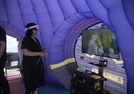 Una mujer juega a uno de los minivideojuegos.