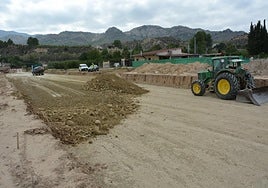 Maquinaria trabajando en las inmediaciones de lo que será el nuevo viaducto, esta semana.