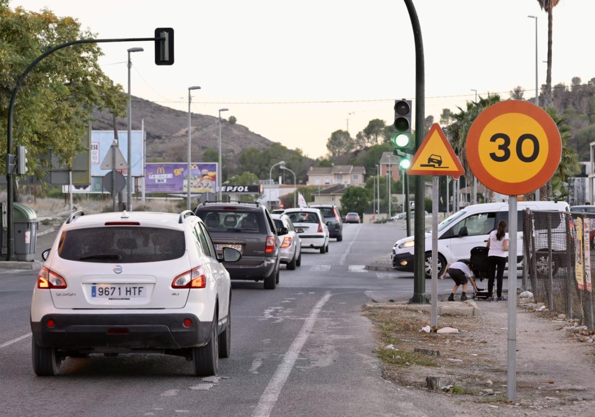 Señales de aviso sobre los desniveles en la carretera, a la altura de El Campillo, ayer.