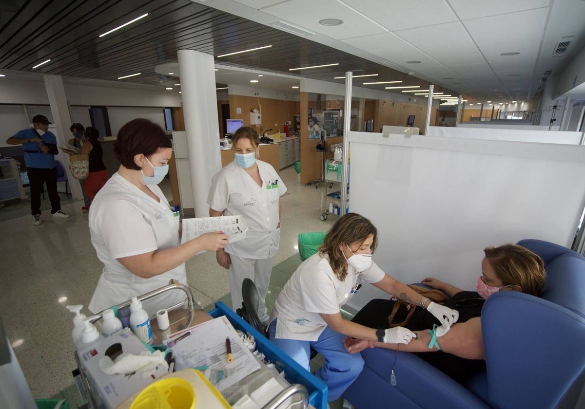 Una enfermera atiende a una paciente en el hospital de día del pabellón Oncohematológico del Morales Meseguer.