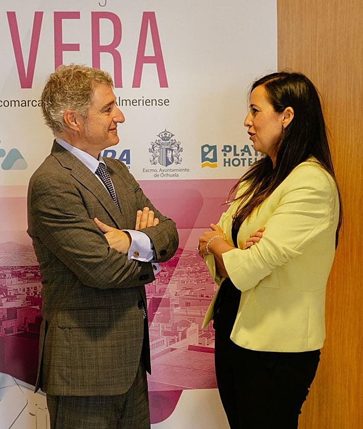 Imagen secundaria 2 - El alcalde de Orihuela presume de AVE en un foro celebrado en Almería