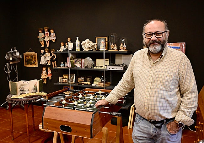 José Carlos Nievas (Bujalance, Córdoba, 1966) es artista plástico y visual, fotógrafo teatral y especializado en dar soporte técnico a artistas visuales.