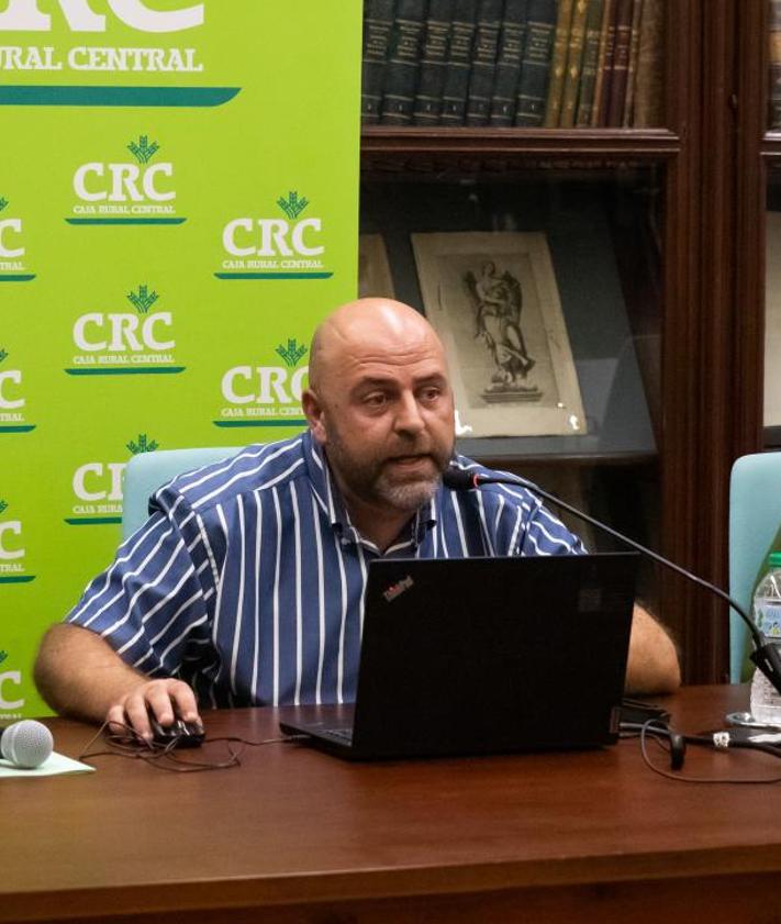 Imagen secundaria 2 - Asistentes a la presentación celebrada en la Biblioteca Fernando de Loaces. Abajo a la derecha, el historiador del arte Jorge Belmonte.