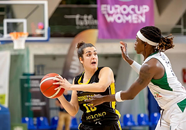 Paula Ginzo, buscando un pase, en el partido de ayer.