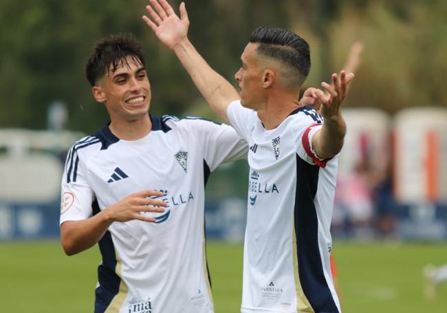 José Callejón, derecha, celebra un gol con Pablo Muñoz.