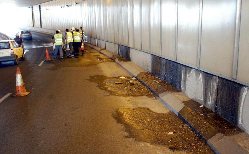 Imagen principal - Arriba, corte al tráfico de uno de los carriles del tunel de plaza de Castilla para la reparación de una grieta provocada por las filtraciones de agua en abril de 2005. Abajo, a la izquierda, la parte norte del Palacio Episcopal visiblemente afectada por el descenso del nivel freático en octibre de 1999. A la derecha, un grupo de operarios realiza obras en el edificio San Carlos para arreglar las grietas en abril de 1997. 