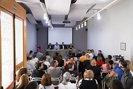 El alcalde atiende a los trabajadores en una reunión celebrada este mismo viernes en la biblioteca María Moliner.
