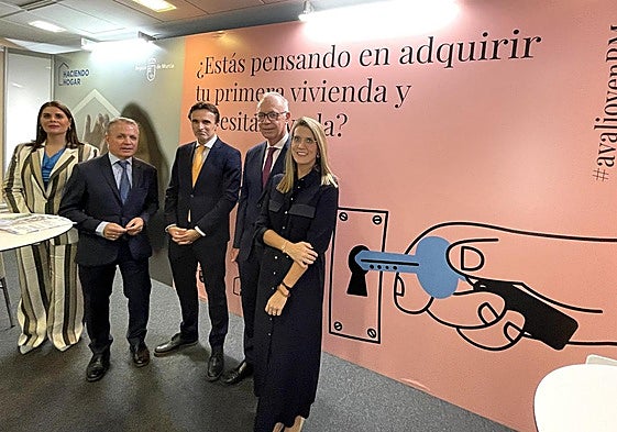 El consejero de Fomento e Infraestructuras, Jorge García Montoro, visita el espacio de la Región de Murcia en la Feria de la Vivienda de la Región de Murcia.