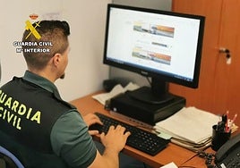 Un agente mira archivos de la operación.