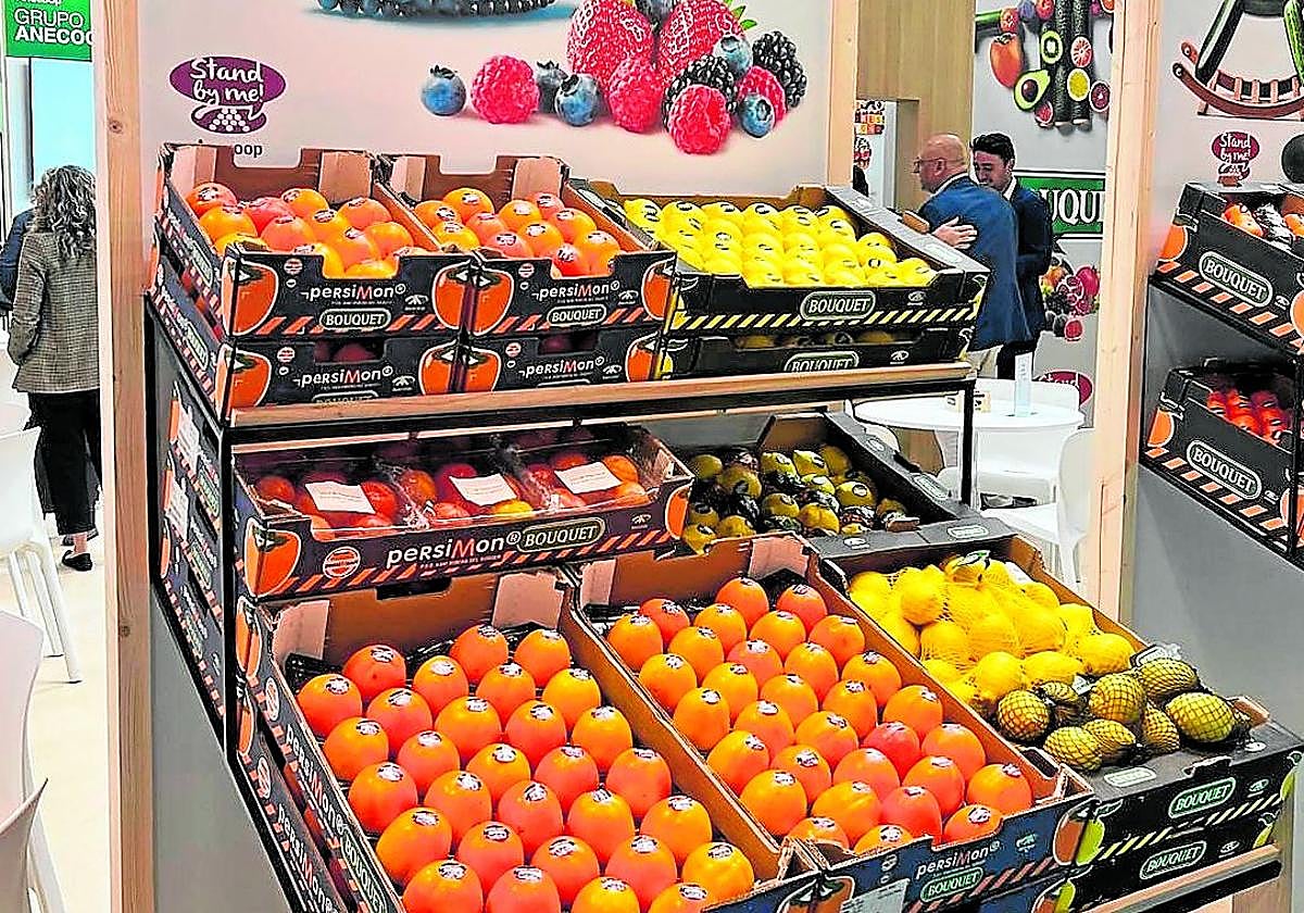Exposición de kaki Bouquet y limones de Murcia en el estand de Anecoop en Fruit Attraction.