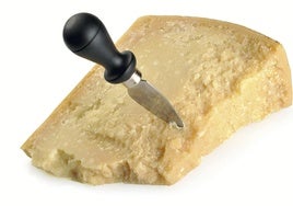 Imagen de arhivo de un trozo de queso parmesano.