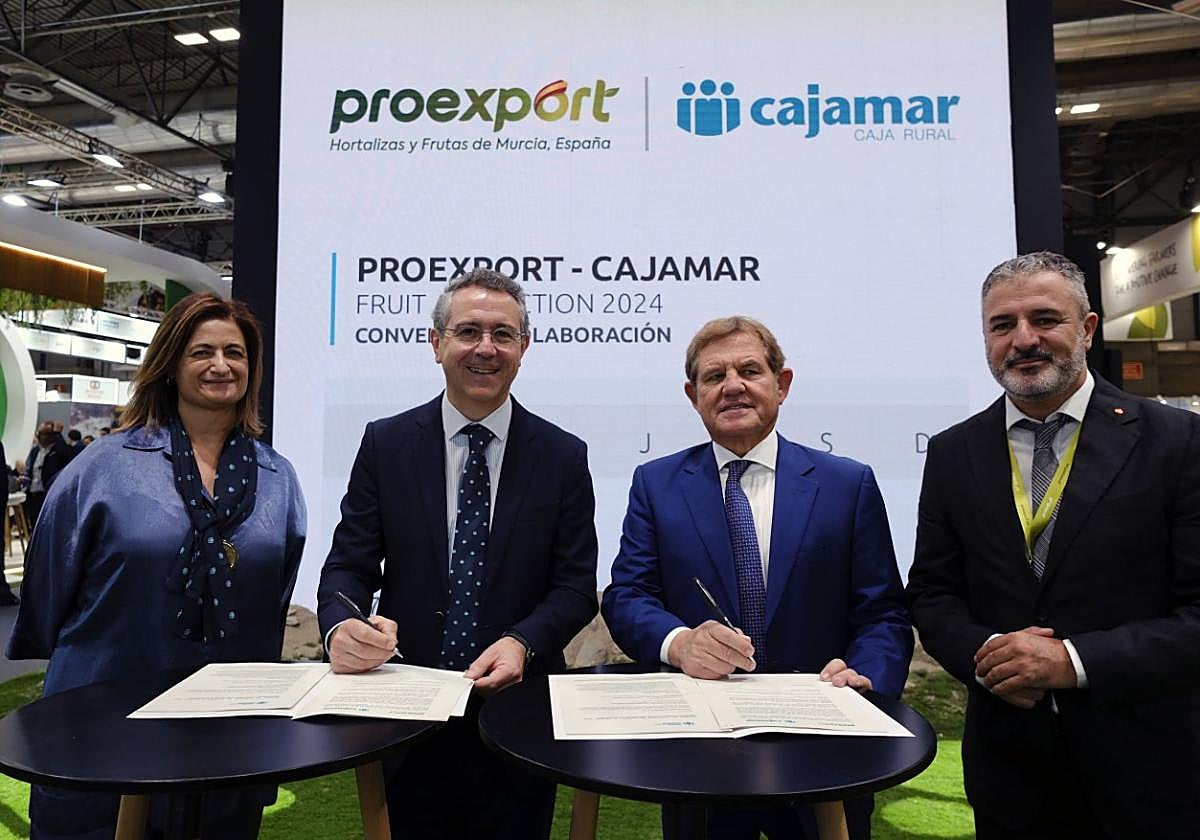 María Dolores Pagán y Eduardo Baamonde, directora territorial y presidente de Cajamar, con Mariano Zapata y Fernando Gómez, presidente y director general de Proexport.