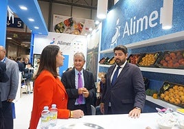 El presidente regional Fernando López Miras y la consejera Sara Rubira tuvieron ocasión de reunirse con el presidente de Alimer, Julián Díaz.