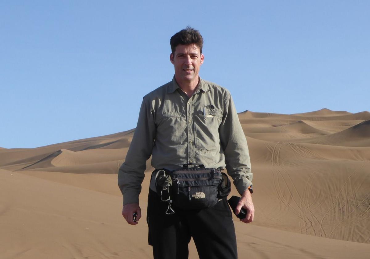 Jaime Martínez Valderrama ha estudiado numerosas zonas del planeta. Aquí posa en el desierto Kumtang, Xinjiang (China), en abril.